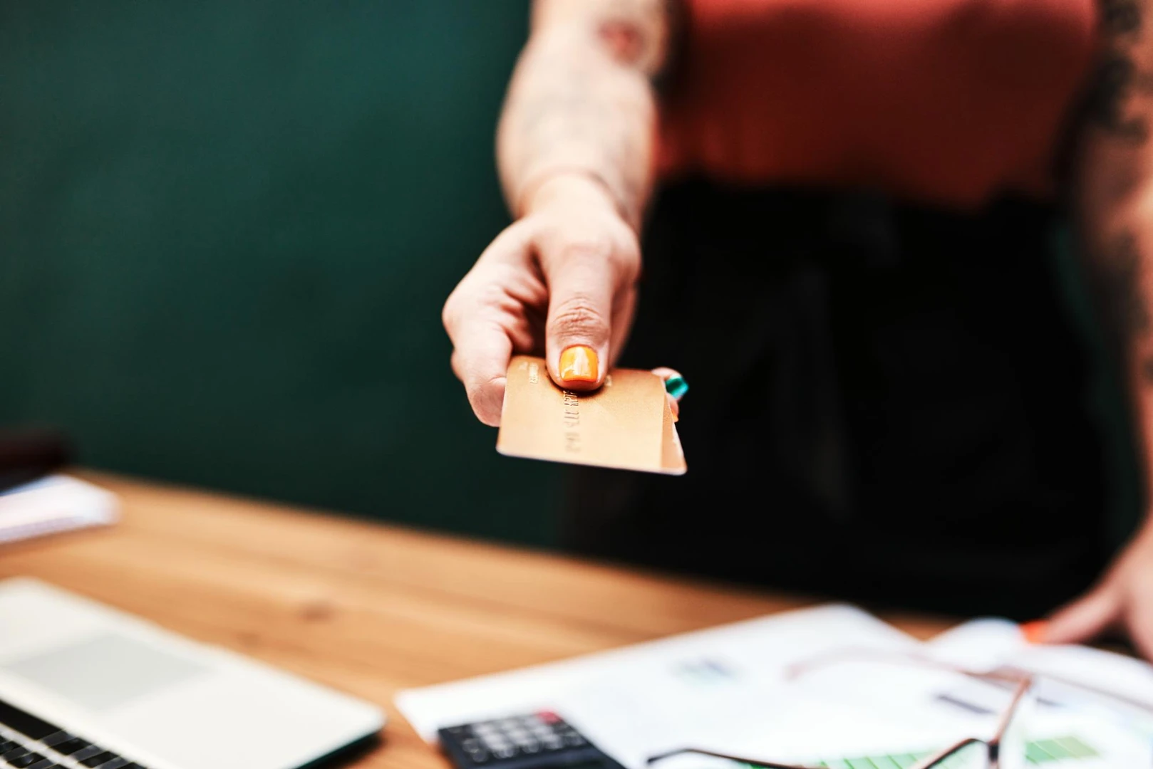 Mano sosteniendo tarjeta de crédito comparando microcrédito versus tarjeta en Guatemala