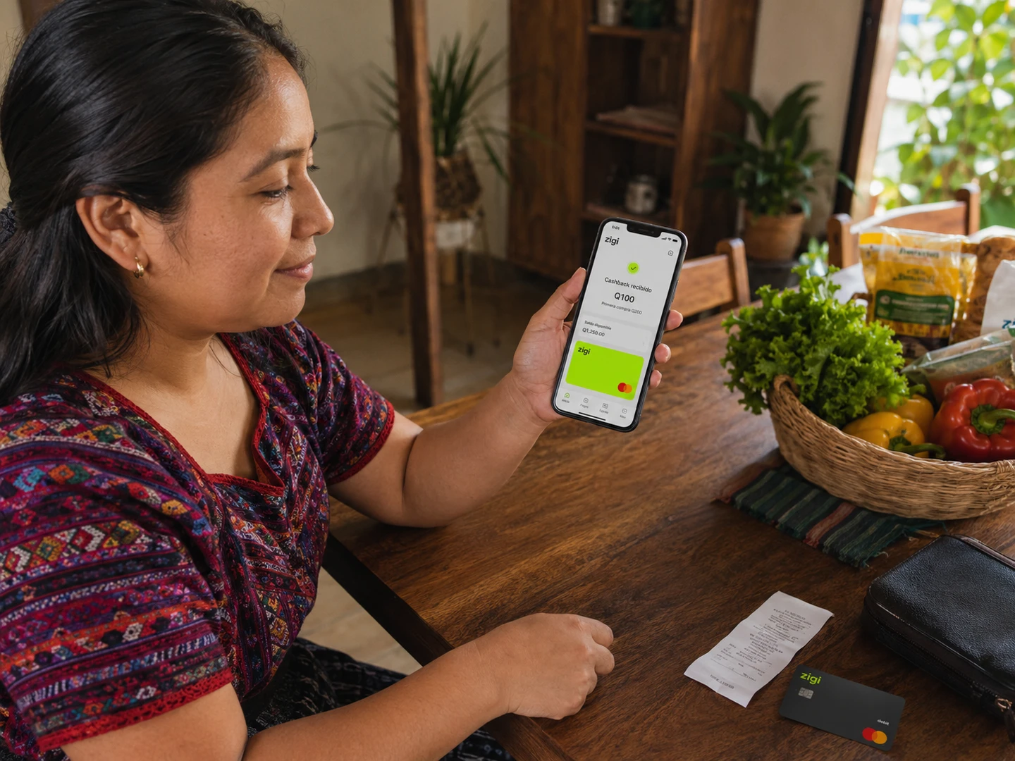 Persona pagando con la tarjeta de débito Mastercard de Zigi en Guatemala y recibiendo cashback en su cuenta.