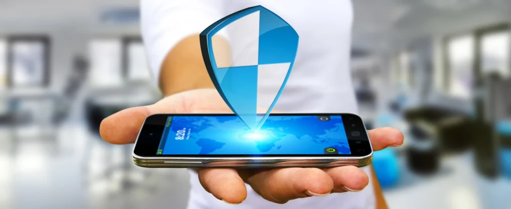 Persona revisando en su celular si una app de préstamos es segura en Guatemala