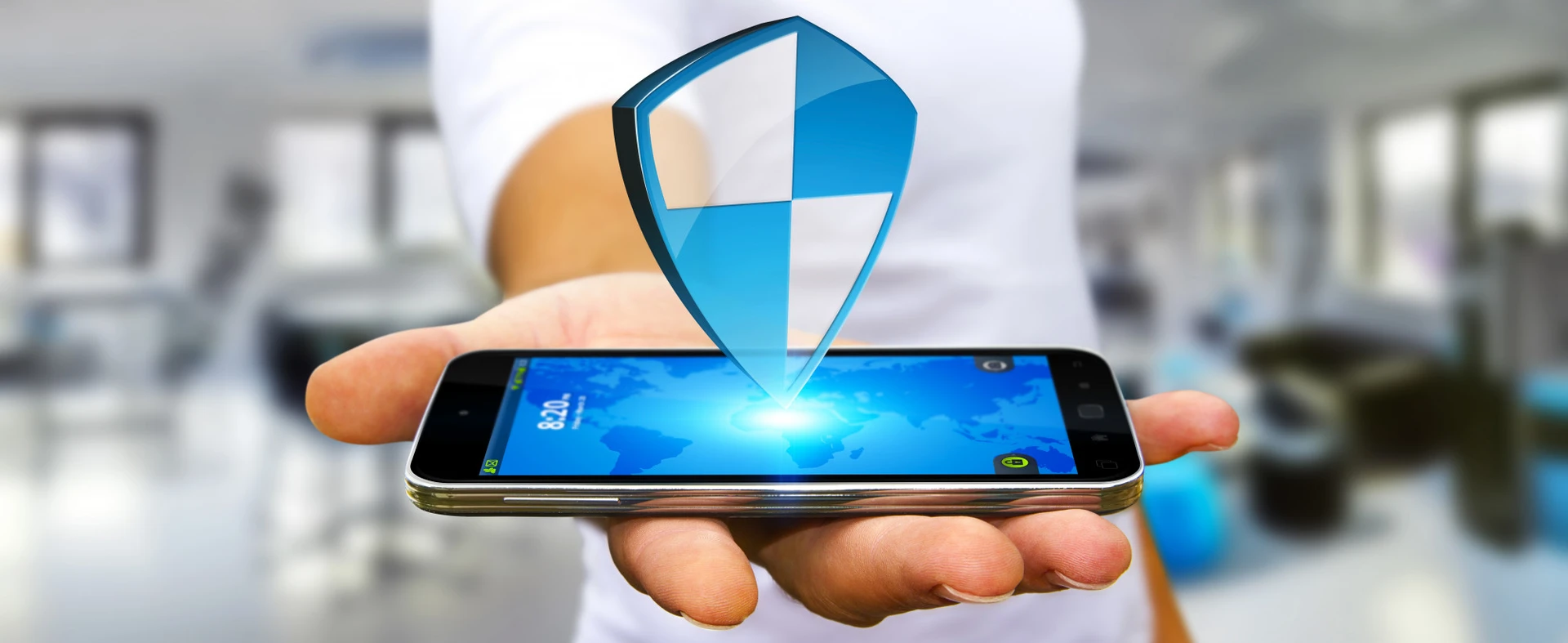 Persona revisando en su celular si una app de préstamos es segura en Guatemala