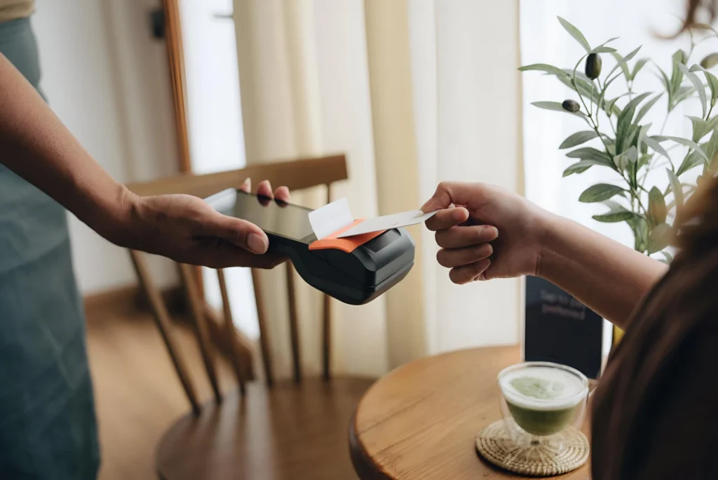 Cómo aprovechar el reintegro de tu tarjeta de débito en tus compras del mes
